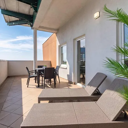 Family With 2 Bedrooms And Balcony Near The Port By Renters *
