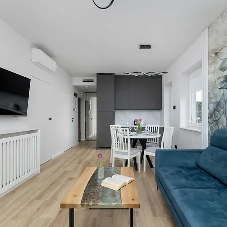Apartment Family With 2 Bedrooms And Balcony Near The Port By Renters