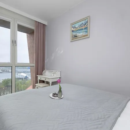 Family With 2 Bedrooms And Balcony Near The Port By Renters Apartment