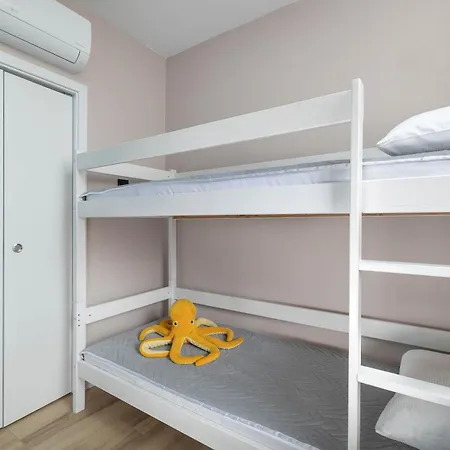 Family With 2 Bedrooms And Balcony Near The Port By Renters Apartment