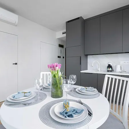 Family With 2 Bedrooms And Balcony Near The Port By Renters Apartment *