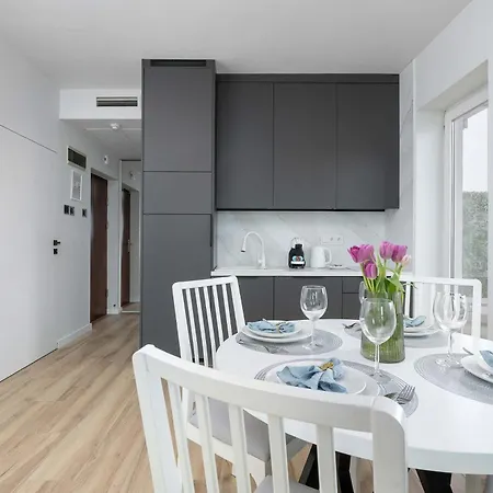 Family With 2 Bedrooms And Balcony Near The Port By Renters *