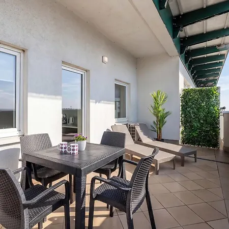 Family With 2 Bedrooms And Balcony Near The Port By Renters Apartment *